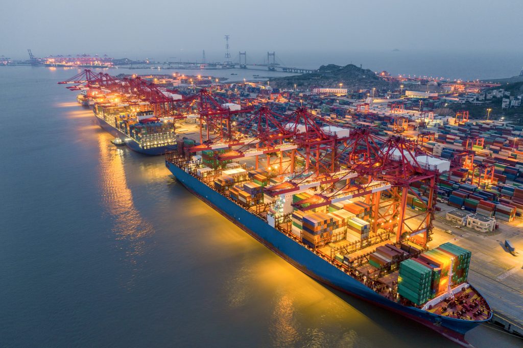 Conoce los 10 puertos más importantes de China para importar a España. Descubre sus características clave y cómo optimizar tus operaciones logísticas.