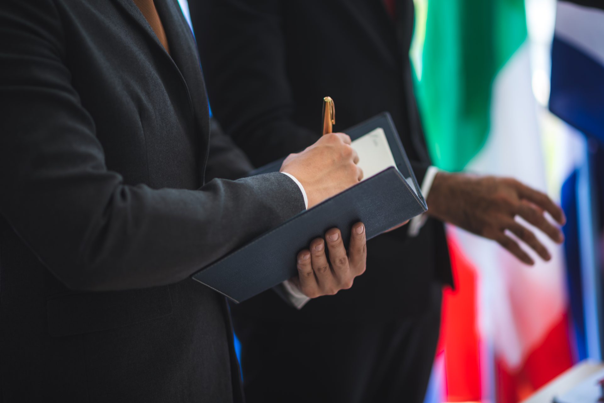 Empresa industrial gestionando la autorización del régimen de perfeccionamiento activo ante la Agencia Tributaria española